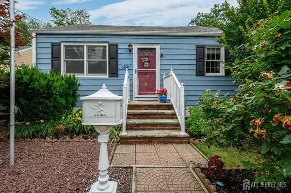 35 Maiden LN, Spotswood, NJ 08884