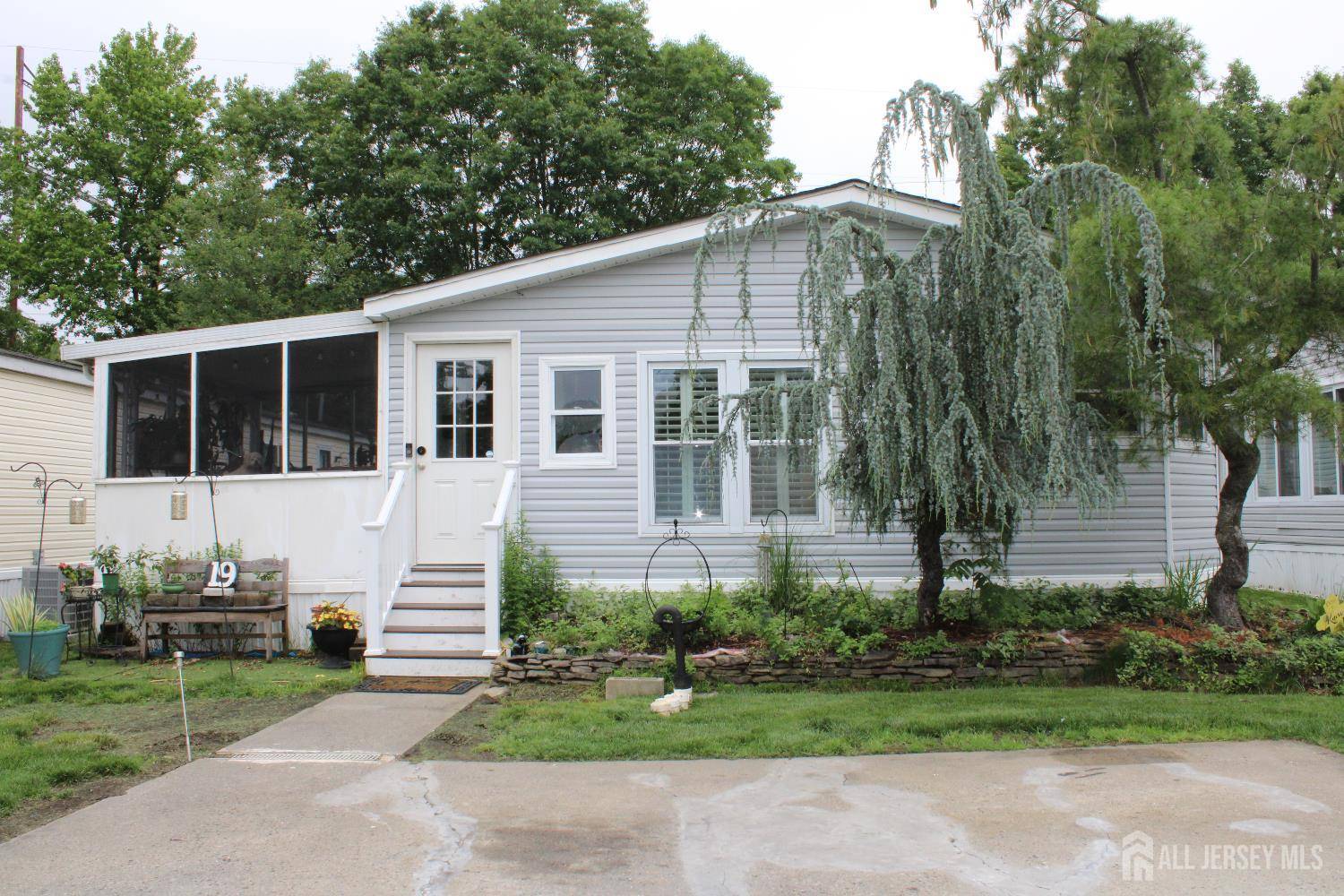 19 Twain RD, North Brunswick, NJ 08902