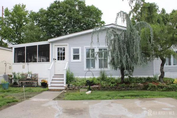 19 Twain RD, North Brunswick, NJ 08902