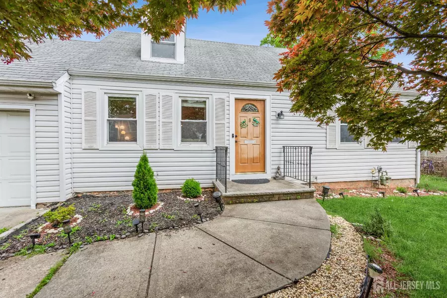 8 Longfellow DR, Colonia, NJ 07067