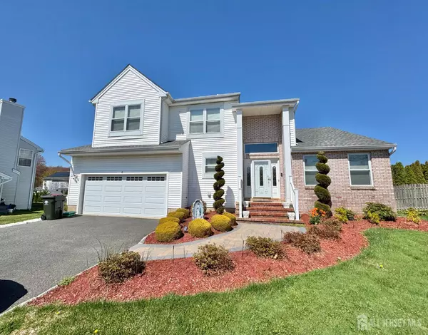 8 Woodmere CT, Old Bridge, NJ 08857