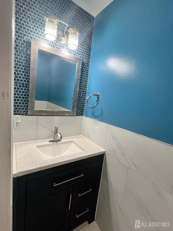 Plainsboro, NJ 08536,9 Henry CT