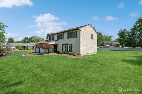Manalapan, NJ 07726,4 Monterey LN
