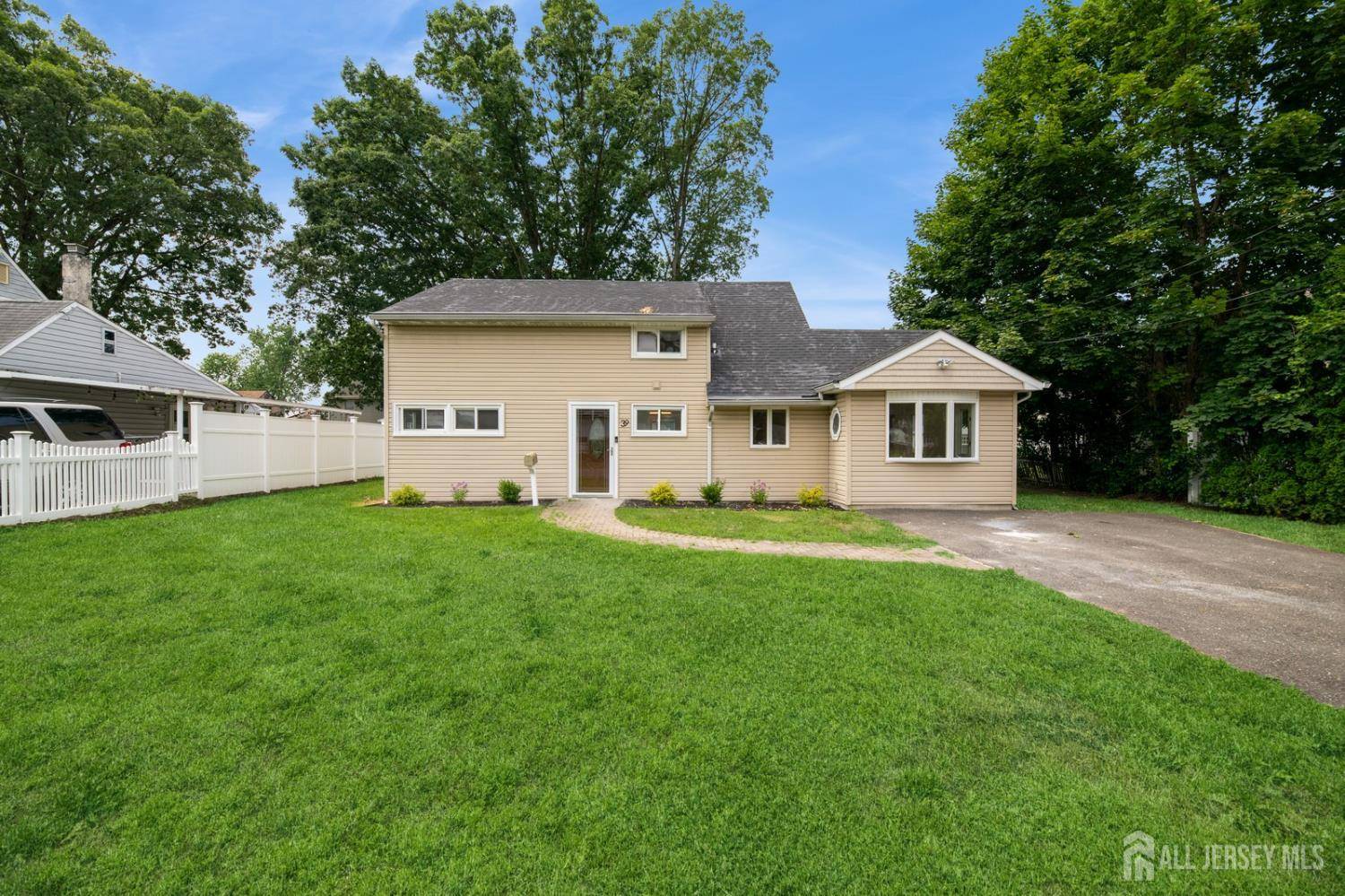 39 Southwood DR, Old Bridge, NJ 08857