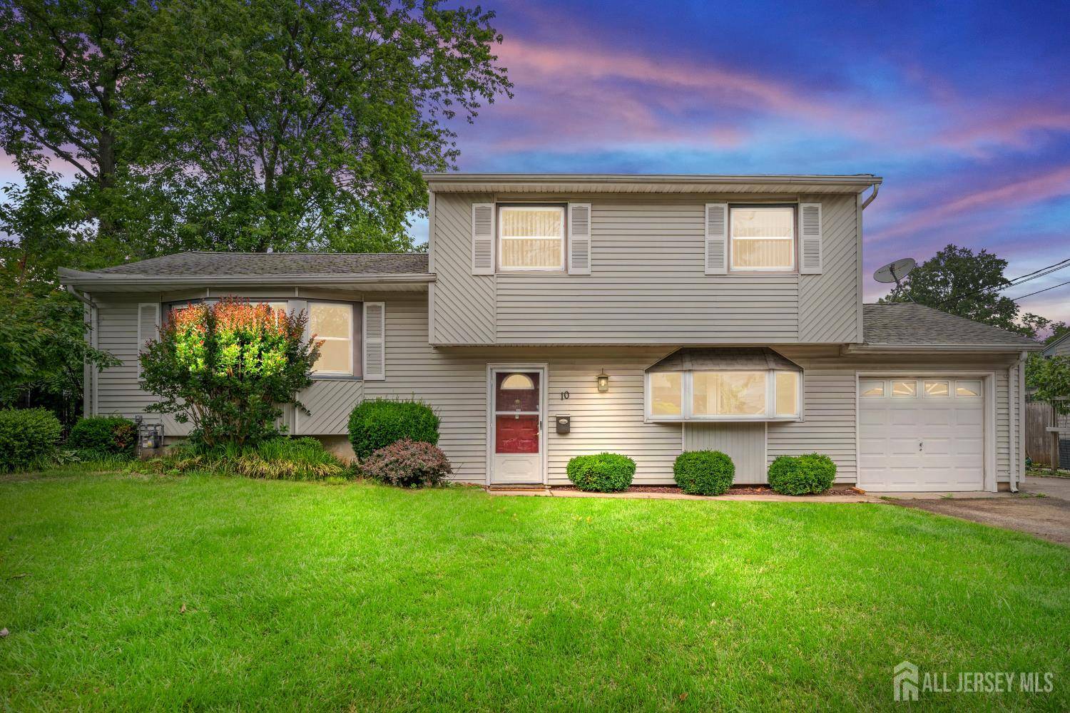 10 Denman DR, Fords, NJ 08863