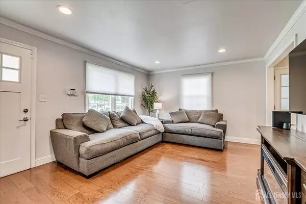 Metuchen, NJ 08840,296 High ST