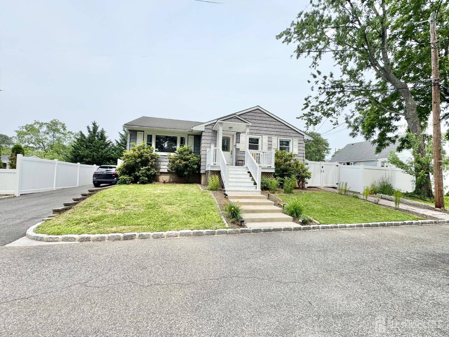 8 W Grove ST, Fords, NJ 08863