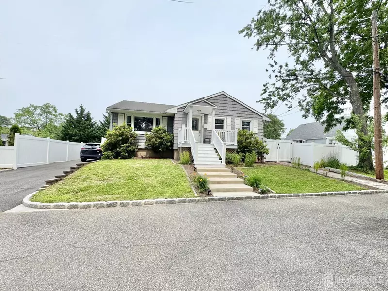 8 W Grove ST, Fords, NJ 08863