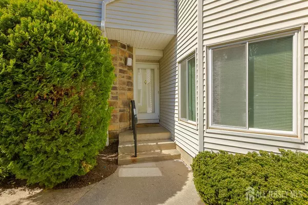 1027 Schmidt LN, North Brunswick, NJ 08902