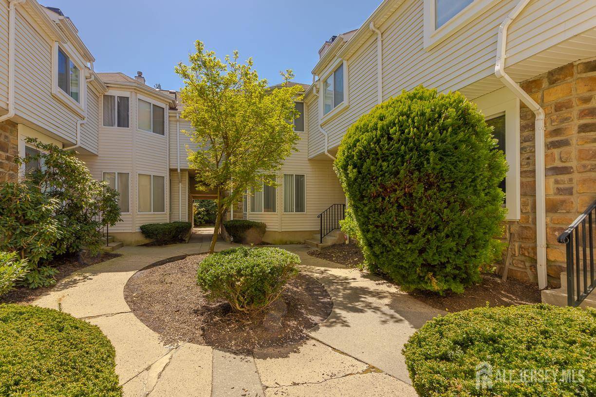 1027 Schmidt LN, North Brunswick, NJ 08902