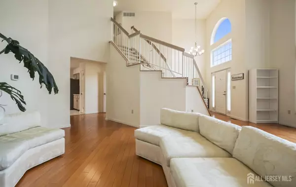 East Brunswick, NJ 08816,2 Kentisbury CIR