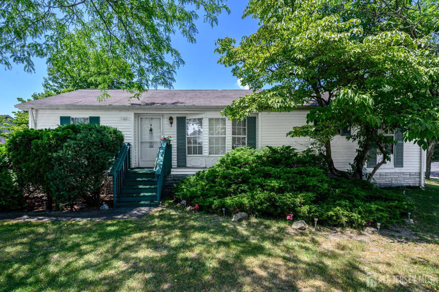 8 Snow Chief CT, Howell, NJ 07731