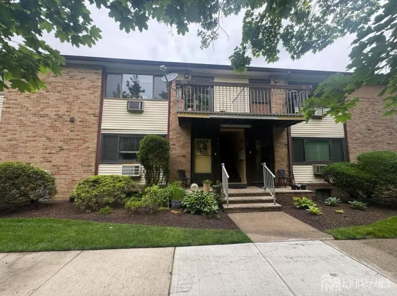 320 Cricket LN, Woodbridge Proper, NJ 07095