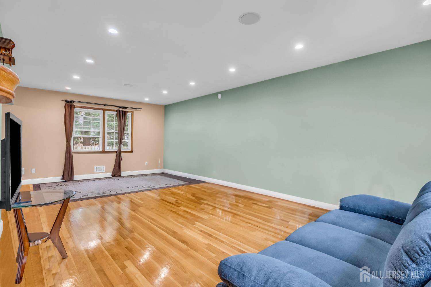 Colonia, NJ 07076,29 Christopher LN