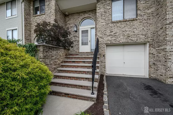 Verona, NJ 07044,17 Louisburg SQ