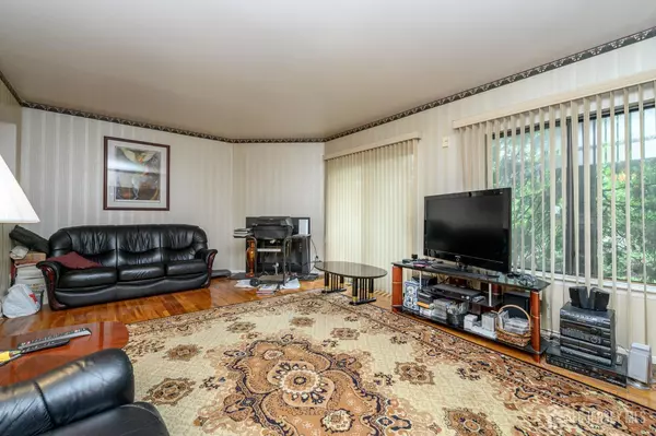 Verona, NJ 07044,17 Louisburg SQ