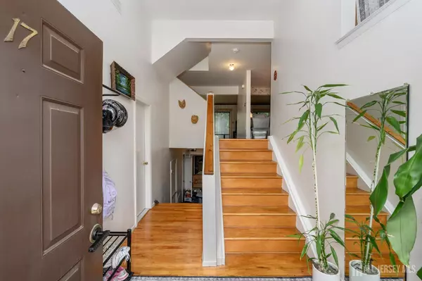 Verona, NJ 07044,17 Louisburg SQ