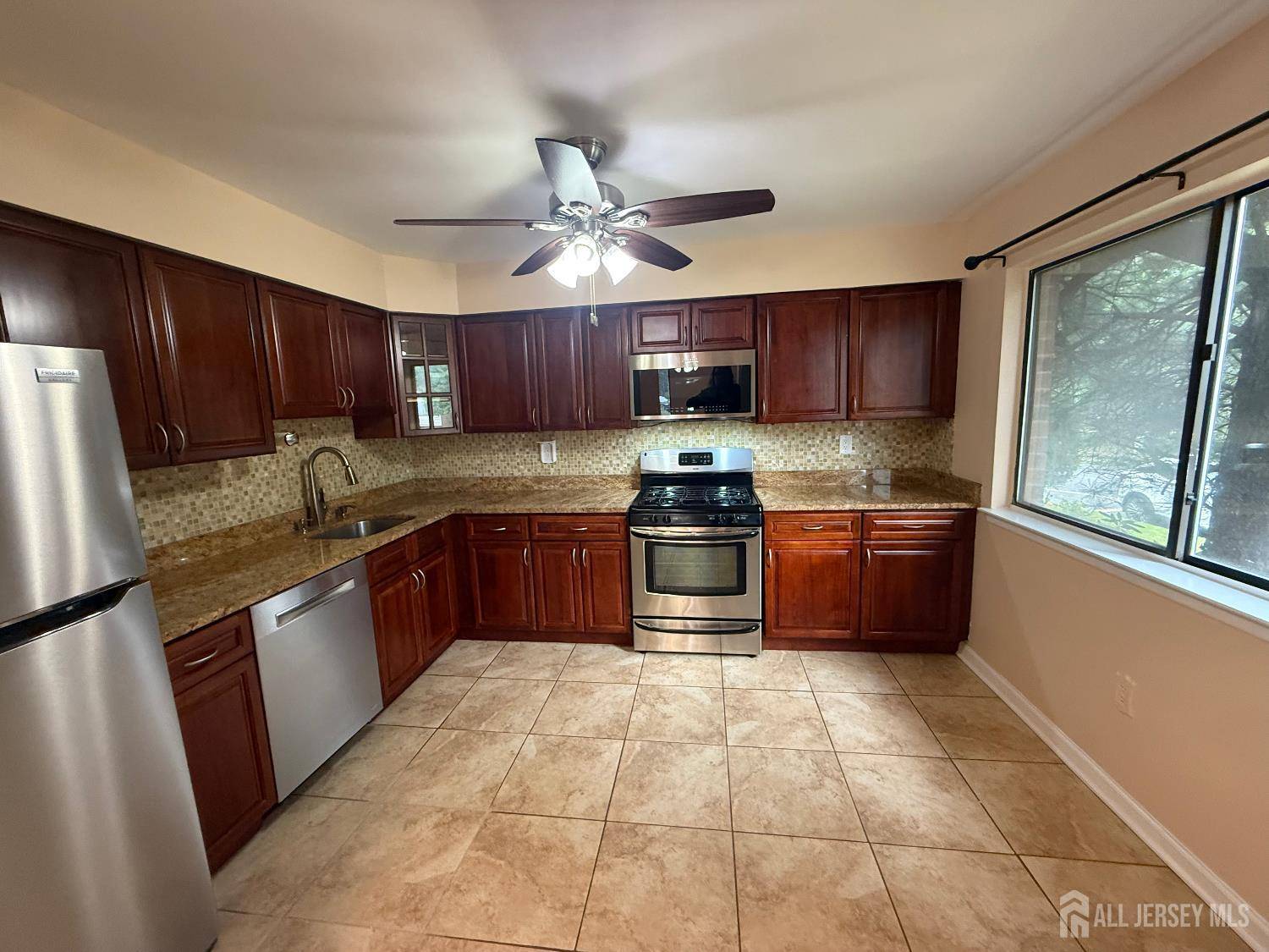 1302 Edison Glen TER, Edison, NJ 08837