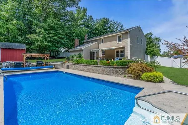4 Windflower LN, Hazlet, NJ 07730