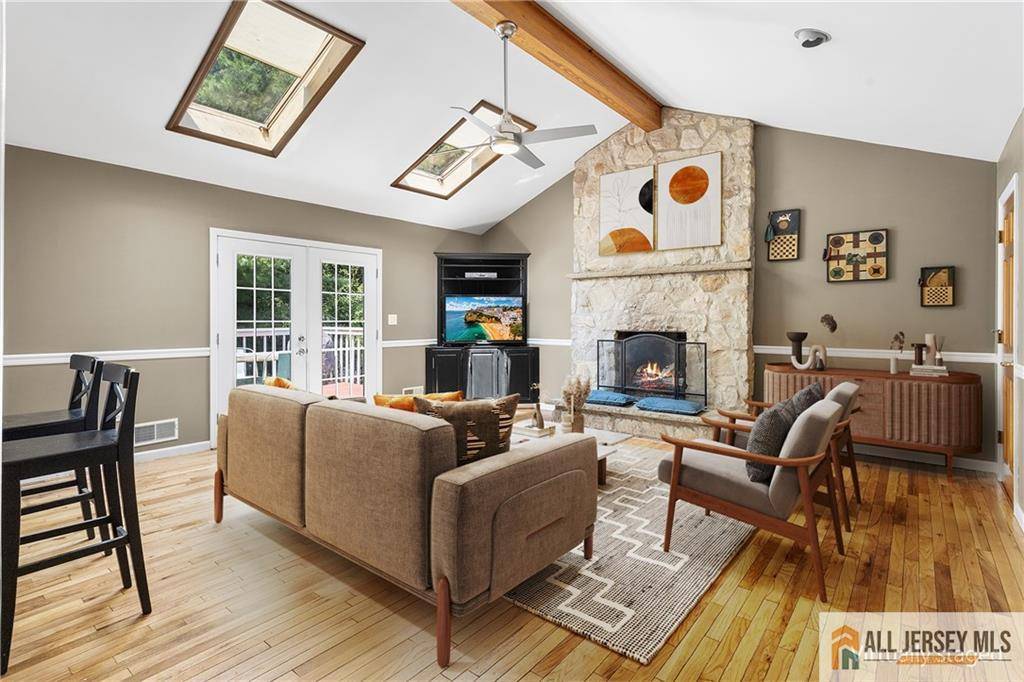 19 Station RD, Cranbury, NJ 08512