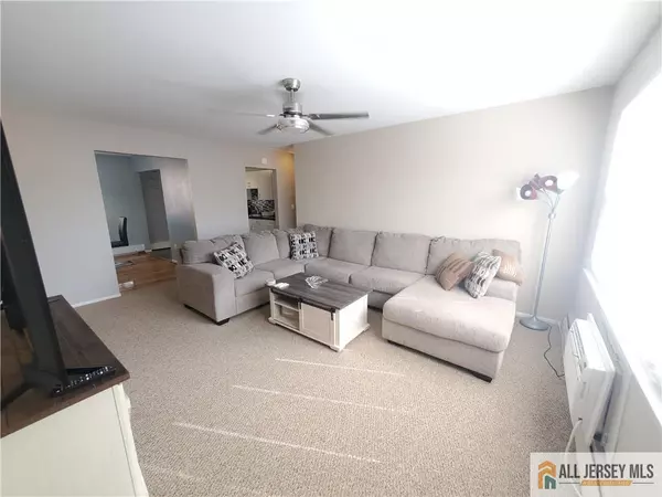 Edison, NJ 08817,21 York DR #2B