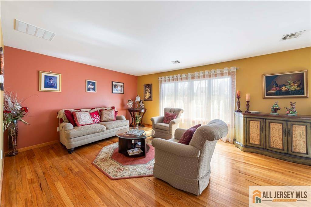 Edison, NJ 08820,7 Madaline DR