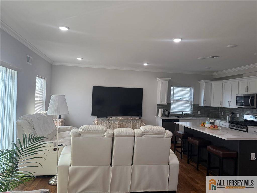 Elizabeth, NJ 07206,319 Doyle ST #2