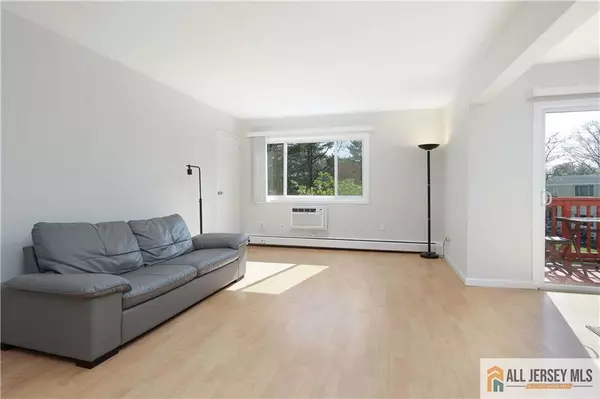 East Brunswick, NJ 08816,15 Lake AVE #1B