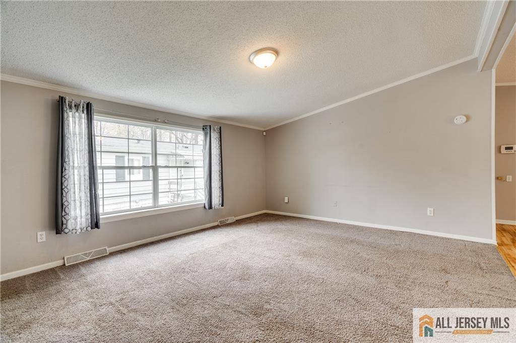 North Brunswick, NJ 08902,14 Dickens RD
