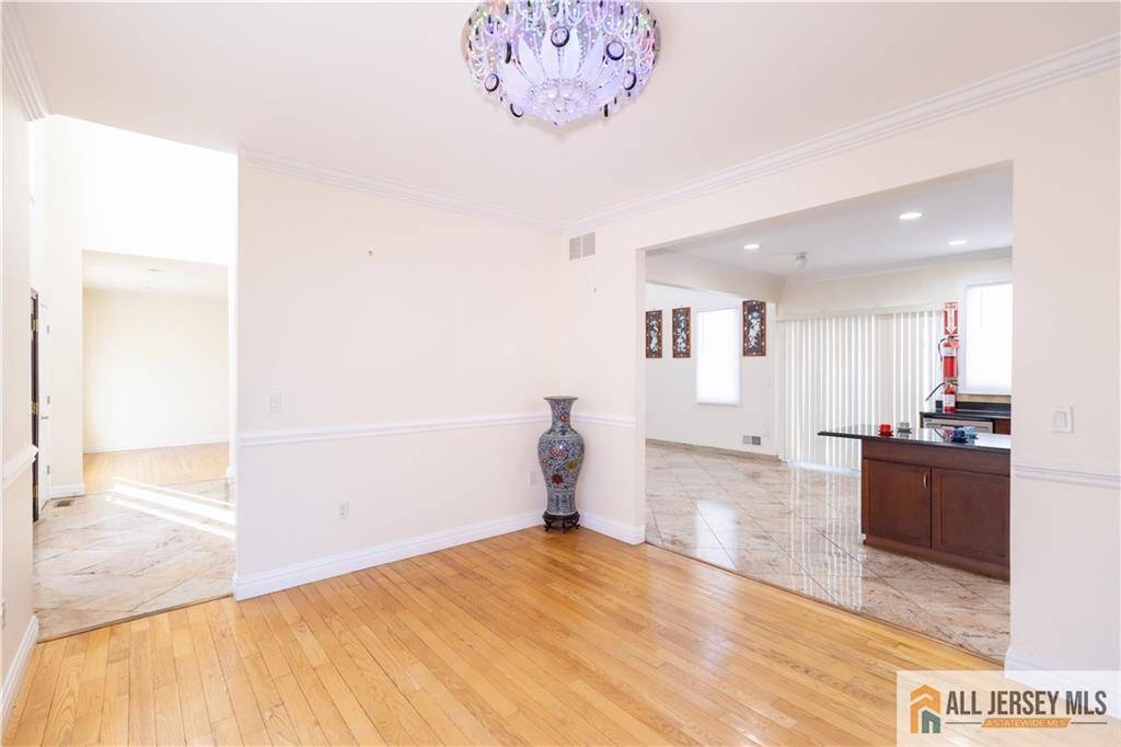 Edison, NJ 08820,2 Universal AVE