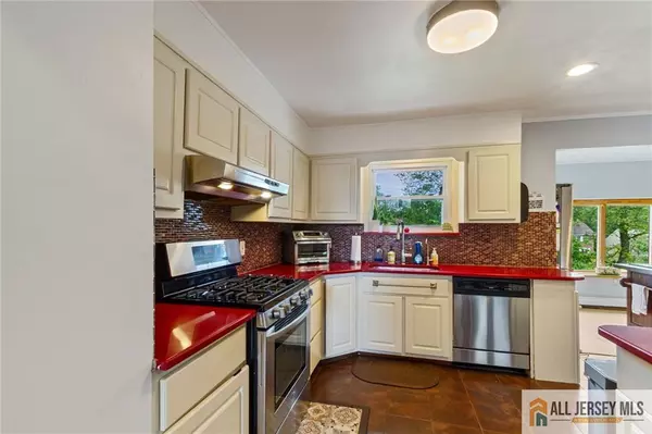 Edison, NJ 08820,8 Harold AVE