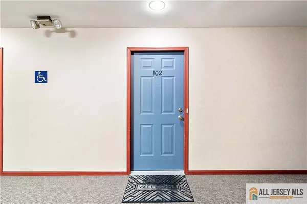 Helmetta, NJ 08828,102 Raintree CT