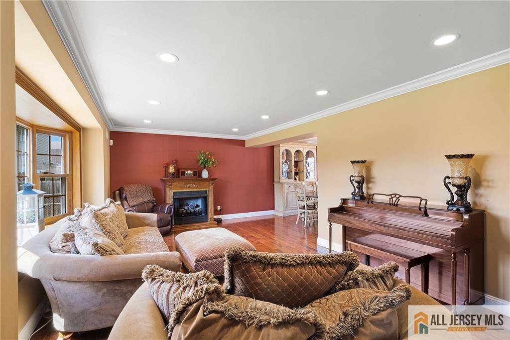 Edison, NJ 08820,49 Lavender DR