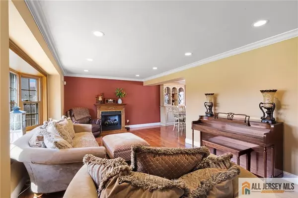 Edison, NJ 08820,49 Lavender DR