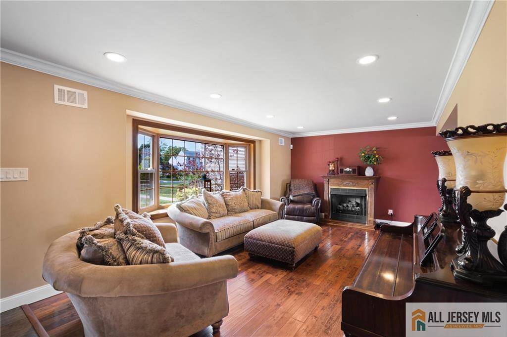 Edison, NJ 08820,49 Lavender DR