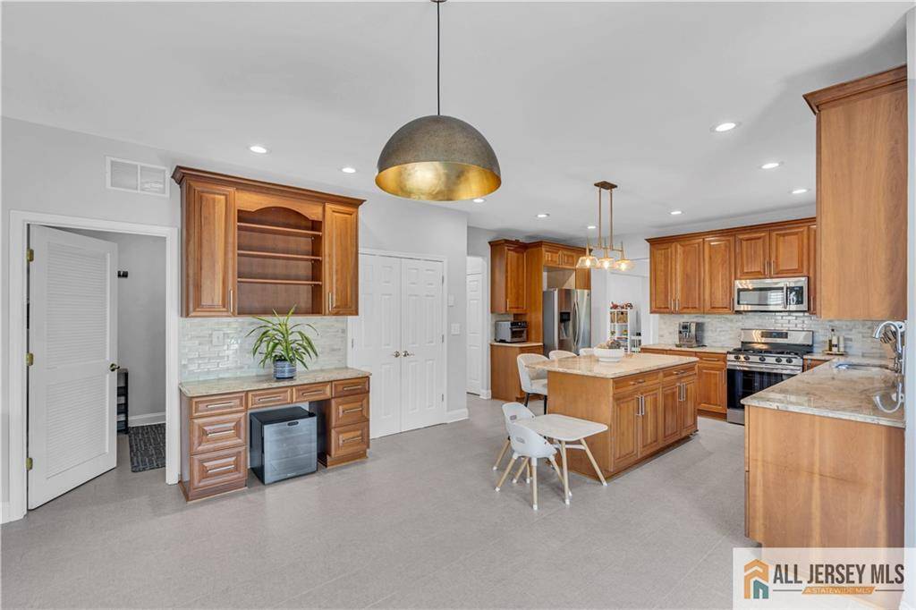East Brunswick, NJ 08816,11 Hawk CT
