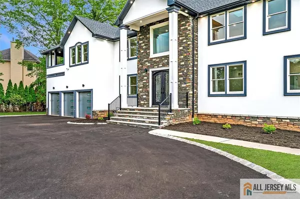 Edison, NJ 08820,4 Hemlock DR