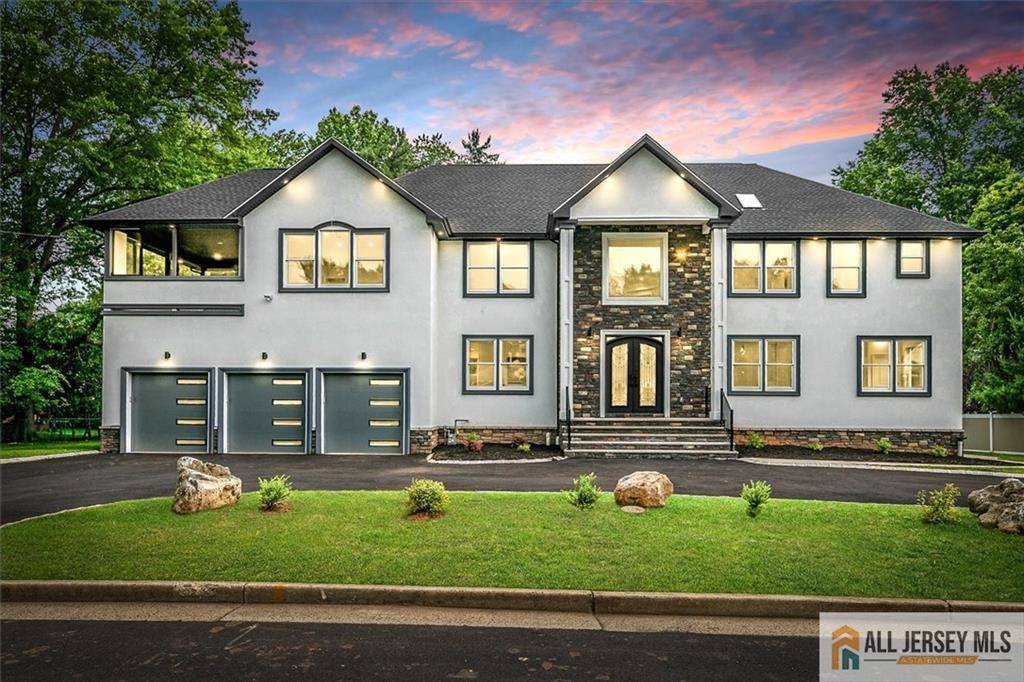 4 Hemlock DR, Edison, NJ 08820