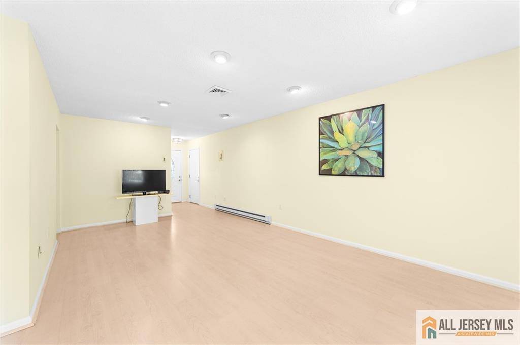 Monroe, NJ 08831,703 Croydon RD #703B