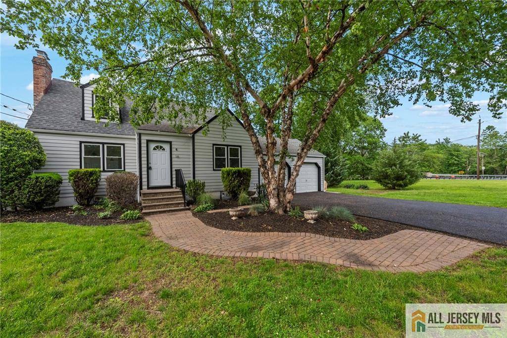 16 Lakeside DR, Piscataway, NJ 08854