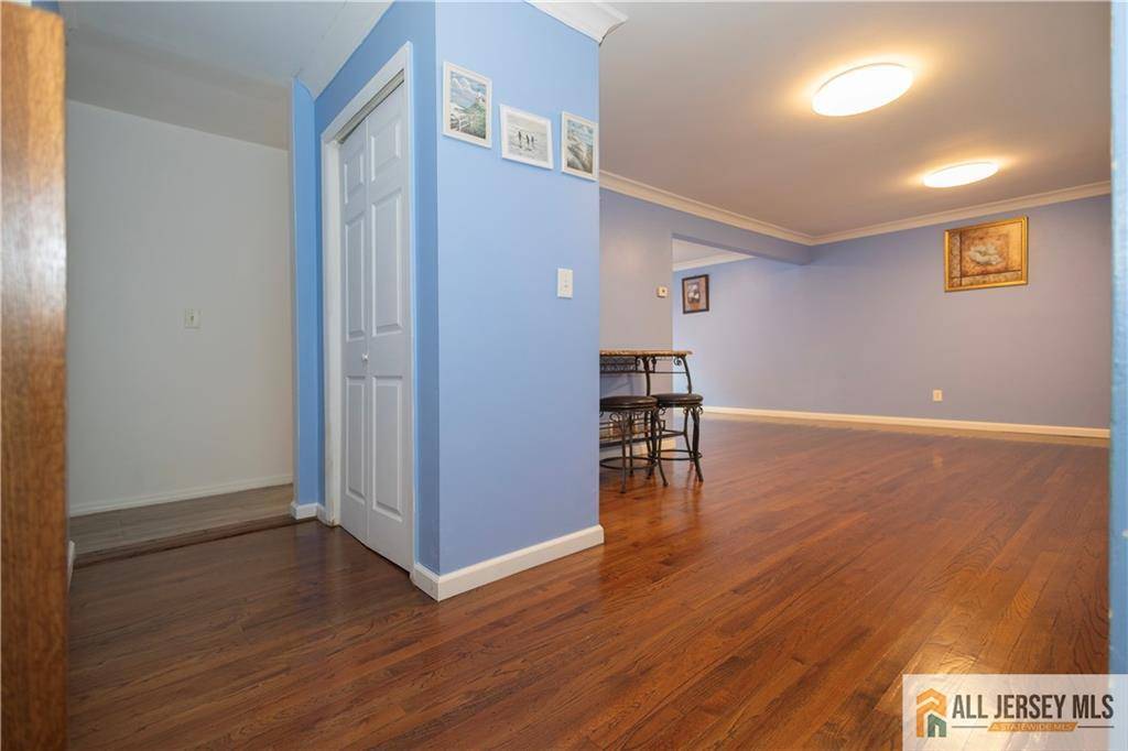 East Brunswick, NJ 08816,25 Tall Oaks DR