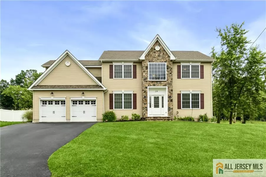 19 Maplehurst LN, Piscataway, NJ 08854