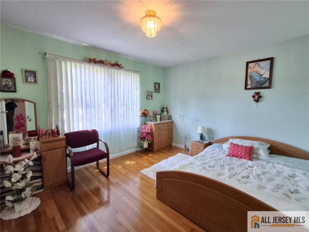 Sayreville, NJ 08859,85 Pinetree DR