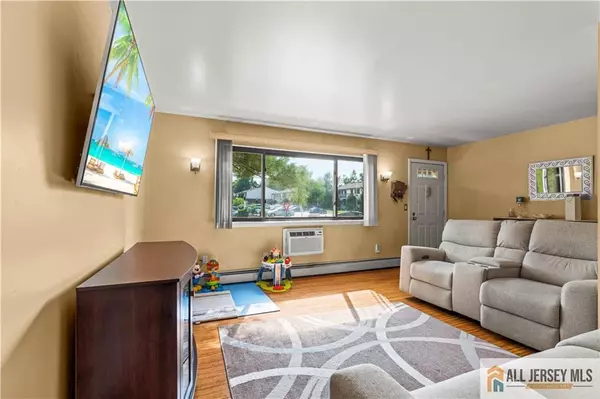 Woodbridge Proper, NJ 07095,733 Cricket LN