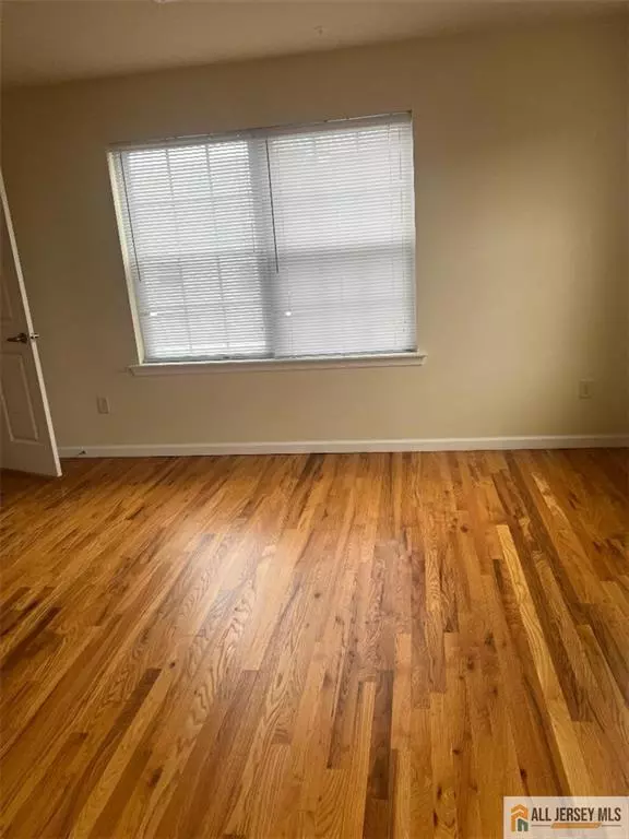 Sayreville, NJ 08872,95 Main 2e ST