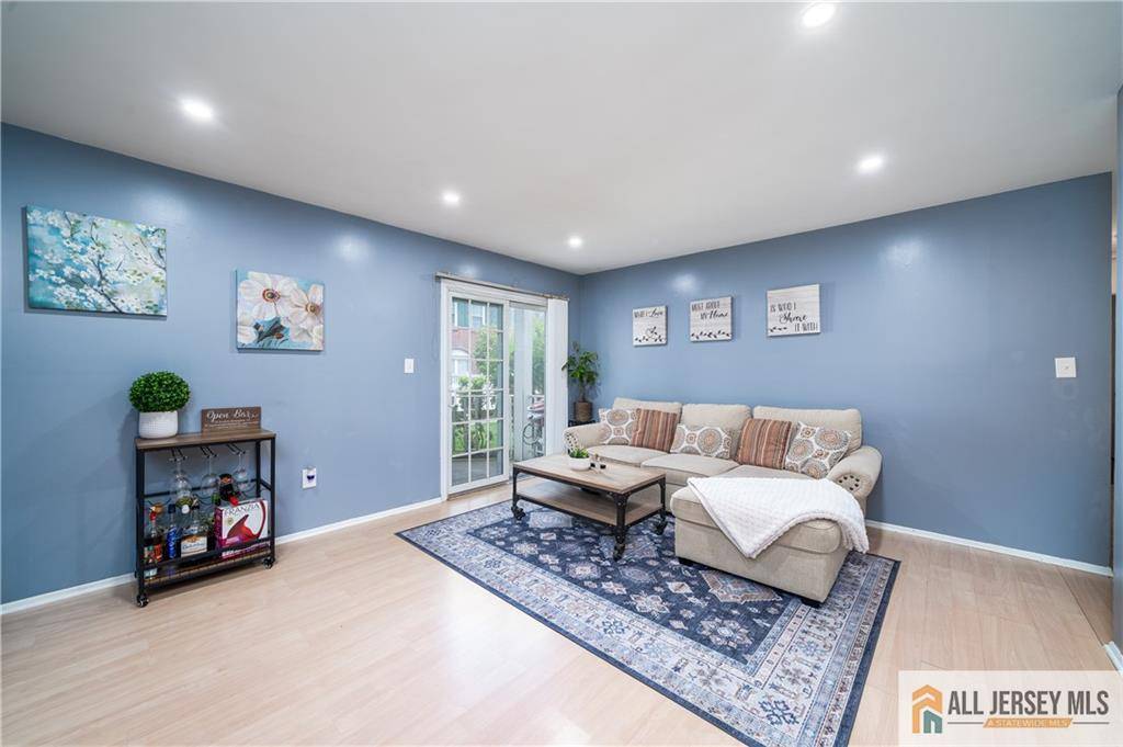 North Brunswick, NJ 08902,48 Clay ST