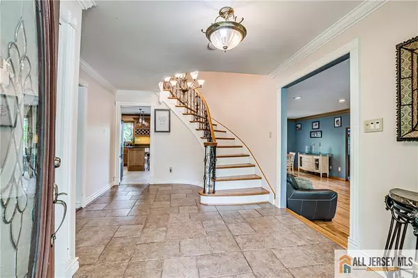 North Brunswick, NJ 08902,6 Point Of Woods DR