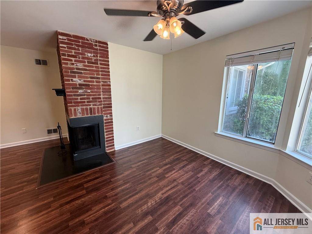 North Brunswick, NJ 08902,1009 Schmidt LN