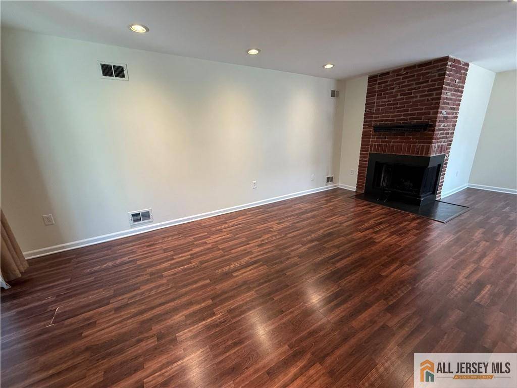 North Brunswick, NJ 08902,1009 Schmidt LN