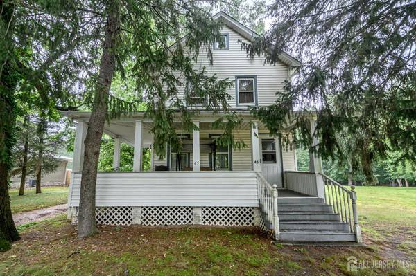 45 Lake AVE, Helmetta, NJ 08828